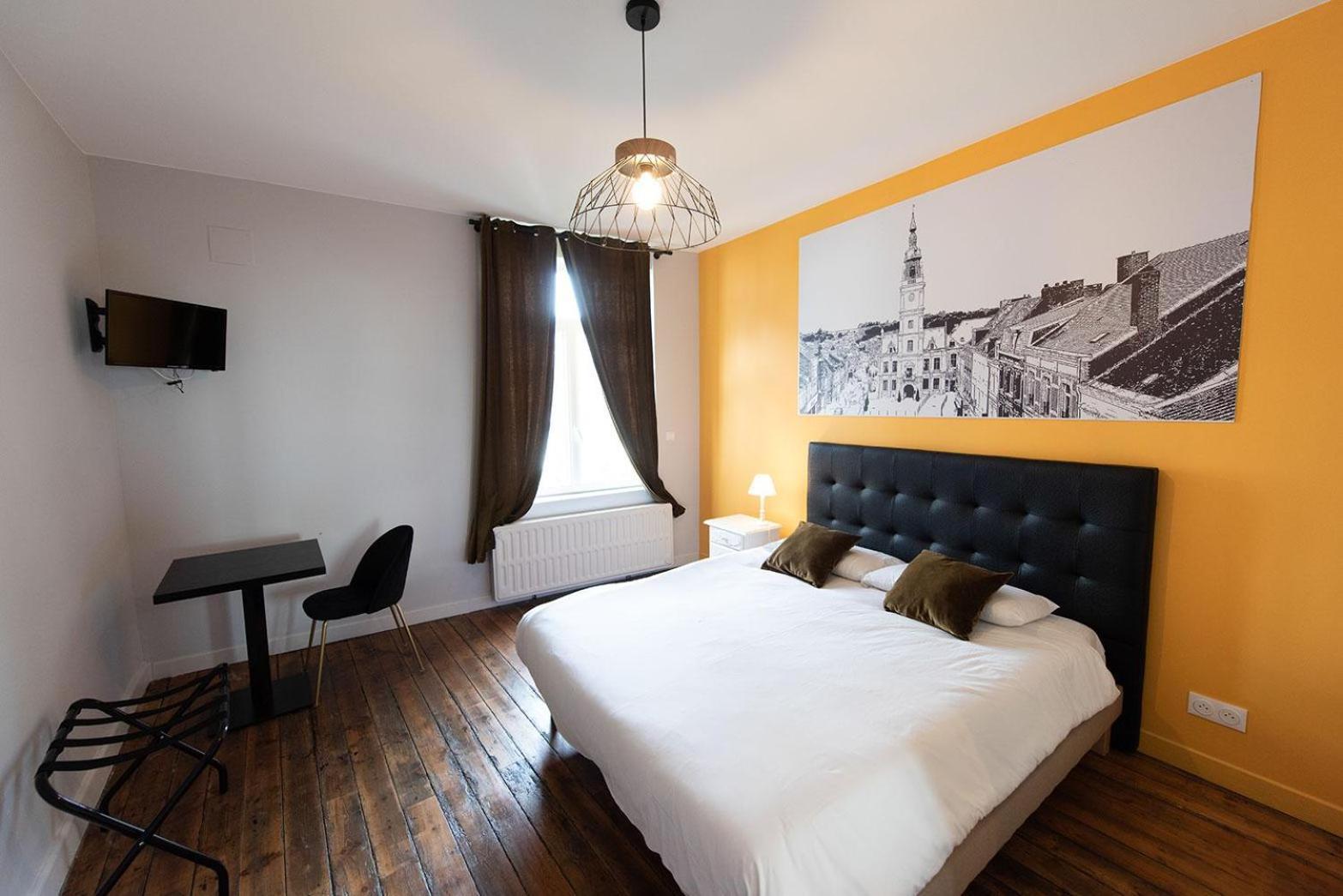 Logis - Hostellerie & Restaurant Du Marche Le Cateau-Cambresis ภายนอก รูปภาพ