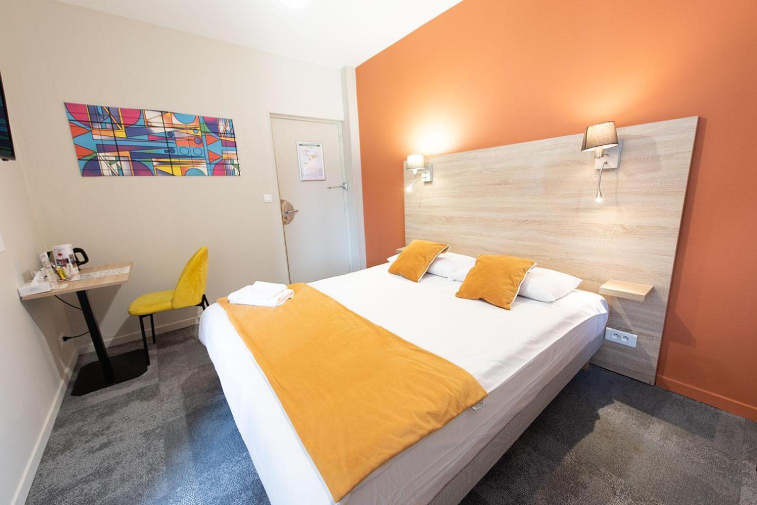 Logis - Hostellerie & Restaurant Du Marche Le Cateau-Cambresis ภายนอก รูปภาพ