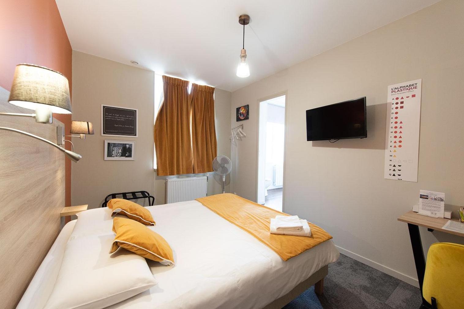 Logis - Hostellerie & Restaurant Du Marche Le Cateau-Cambresis ภายนอก รูปภาพ