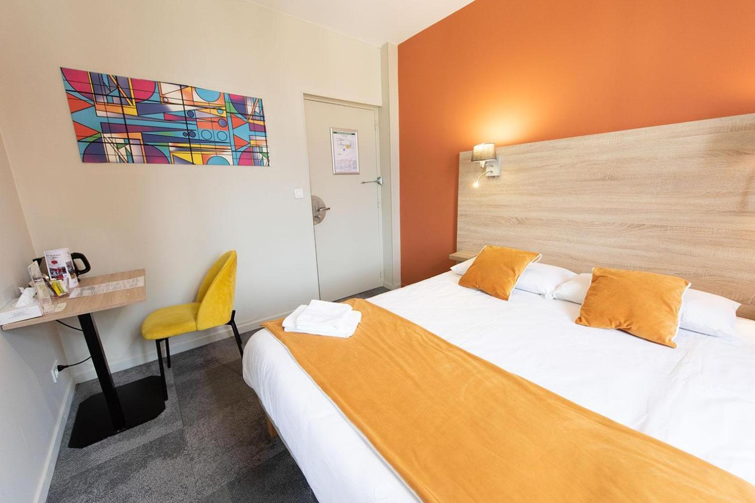 Logis - Hostellerie & Restaurant Du Marche Le Cateau-Cambresis ภายนอก รูปภาพ