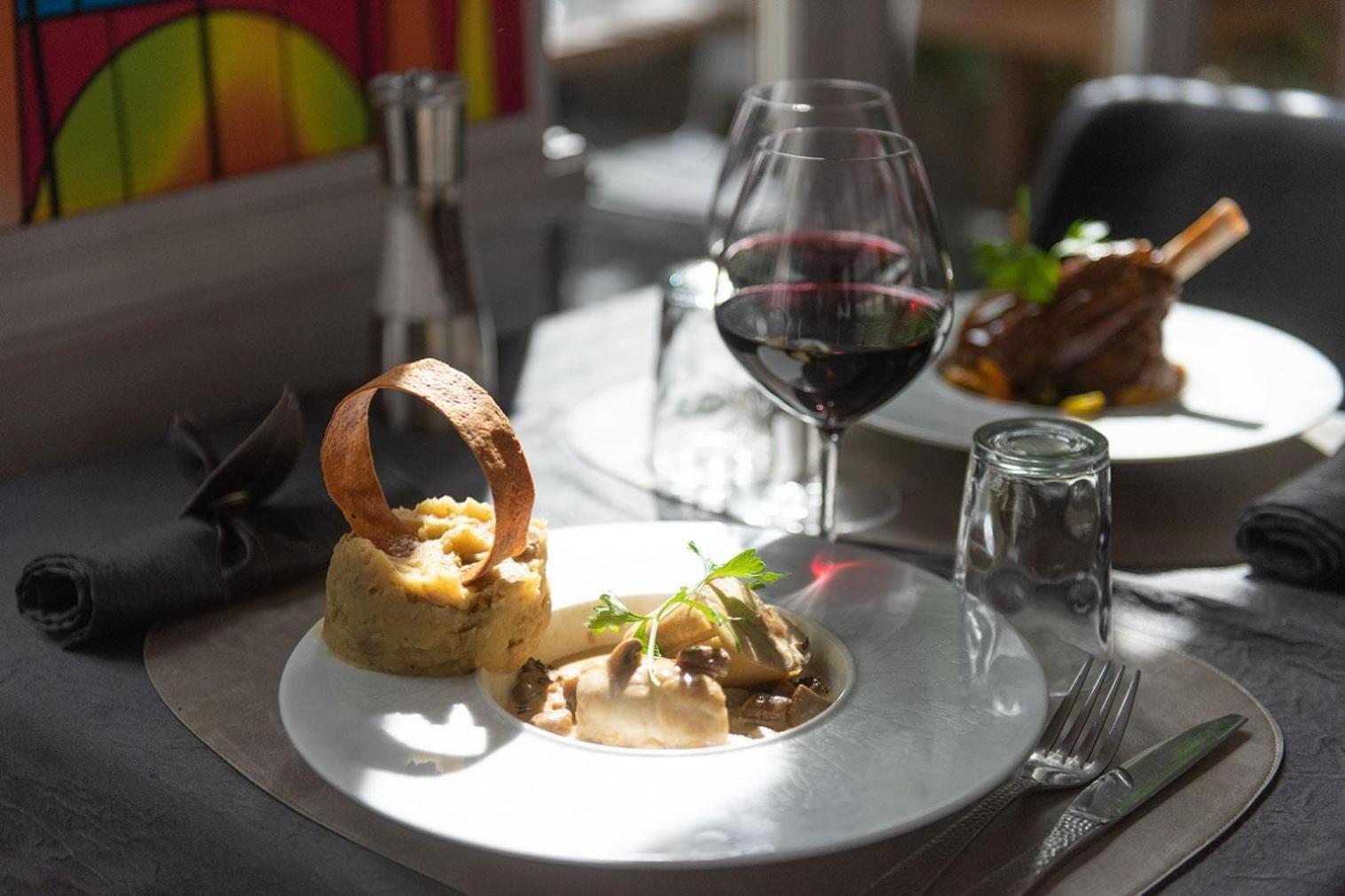 Logis - Hostellerie & Restaurant Du Marche Le Cateau-Cambresis ภายนอก รูปภาพ